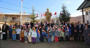 Tunceli’de, 1994 yılında okul lojmanında şehit edilen öğretmenler için anma programı düzenlendi
