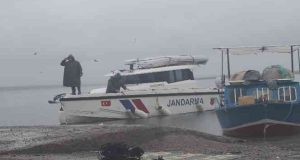 Balık tutmak için ağları gerdirirken tekneden düşüp suda kayboldu