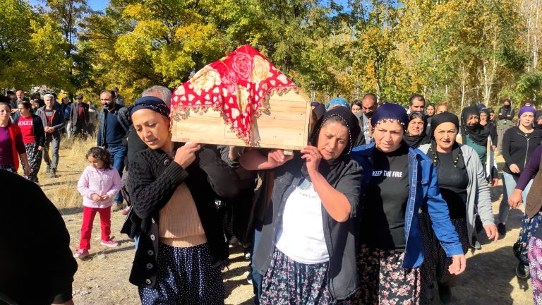 Çemişgezekli Kadın silahlı saldırıda hayatını kaybetmişti, tabutunu kadınlar taşıdı