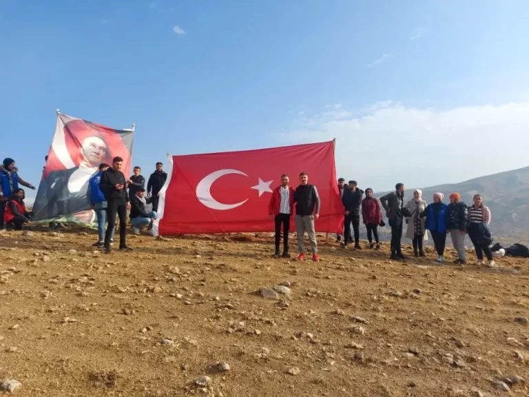 Çemişgezek’te Gençler Zirveye Tırmanıp Atatürk’ü Andı