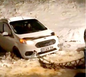 Karla kaplı yolda mahsur kalan vatandaşların imdadına ekipler yetişti
