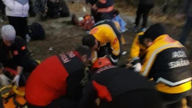 Tur minibüsü şarampole uçtu: 20 yaralı