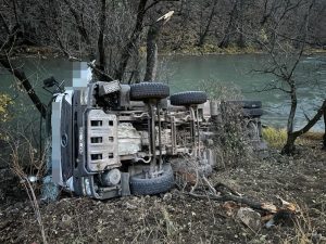 Tunceli – Ovacık karayolunda beton mikseri devrildi