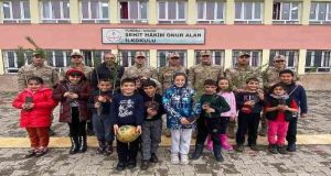 Ovacık’ta jandarma ekipleri, öğrenci ve öğretmenler birlikte fidan dikti