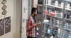 Elazığ’da bir telefoncu dükkanına giren hırsız, vitrindeki telefonu çaldı. O anlar kameraya yansıdı