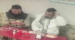 Para ödememek için saçını koparıp yemeğe koydu, o anlar kameralara yansıdı