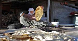 97 yaşındaki Mesude nine, 67 yıldır tandırda ekmek pişirerek geçimini sağlıyor