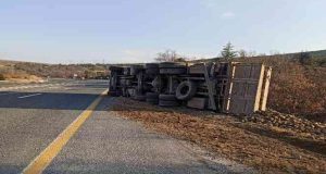 Elazığ’da pancar yüklü tır devrildi
