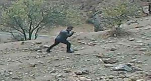 Tunceli’de yaban keçisini öldürdükten sonra poşetlere dolduran 2 avcı fotokapana takıldı