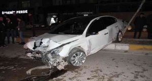 Makas atan sürücü polis aracına çarptı: 2 yaralı