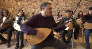 Sanatçı Erdal Erzincan, 4 yıldır köy köy gezerek bağlama geleneğini yaşatıyor