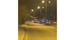 Elazığ’da hırsızlık ihbarına giden ekipler ile şüpheli arasında çıkan arbedede bir polis, bıçaklanarak yaralandı