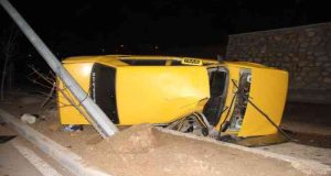 Elazığ’da aydınlatma direğine çarpan otomobil yan yattı: 3 yaralı