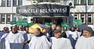 Tunceli’de köylüler, belediyeyi tabut ve kefenlerle protesto etti