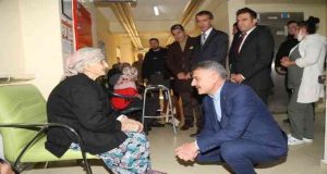 Tunceli Valisi Mehmet Ali Özkan, huzurevinde kalan yaşlıları ziyaret ederek yeni yıllarını kutladı