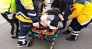 Elazığ’da yolun karşısına geçmek isteyen bir kadın, kamyonun çarpması sonucu yaralandı