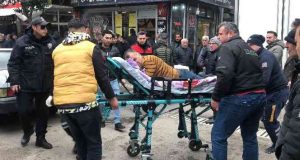 Elazığ’da eşiyle boşanma aşamasındaki damat, yolda gördüğü kayınpederini bıçakladı