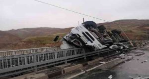 Elazığ’da asfalt yüklü tır devrildi:1 kişi yaralı