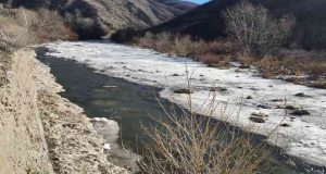 Tunceli’de nehirler buz tuttu