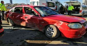 Elazığ’da kırmızı ışıkta geçen otomobile, belediye otobüsü çarptı. 4 Yaralı