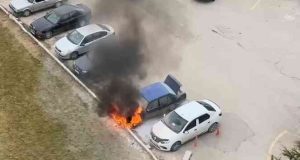 Elazığ’da otopark içerisinde bulunan bir otomobil alev aldı