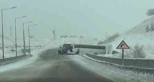 Tunceli’de kar yağışı nedeniyle kayganlaşan yolda kaza meydana geldi