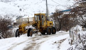 Tunceli’de kar yağışının ardından kapanan köy yollarını ulaşıma açma çalışmaları aralıksız sürüyor