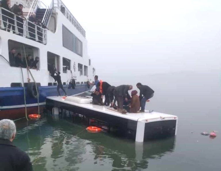 Atabey feribot iskelesinde halk otobüsü suya uçtu