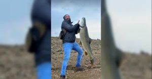 Amatör balıkçı, oltayla Keban baraj gölünde 1.16 metre uzunluğunda turna balığı tuttu