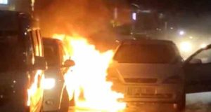 Alev alev yanan otomobili yol kenarına çekti, park halindeki otomobili de yaktı