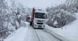 Pülümür ilçesi ile Erzincan arasındaki karayolu zincirsiz tır geçişlerine kapatıldı