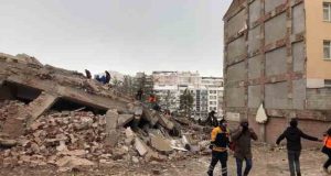 Elazığ bir bina çöktü, biri polis 4 kişinin olduğu tahmin ediliyor