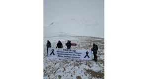 Tunceli’de bir grup dağcı, depremlerde hayatını kaybedenlerin anısına tırmanış gerçekleştirdi