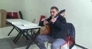 Bağlama geleneğini gelecek nesillere aktarmak için en ücra köylere kadar giderek kurs veriyor