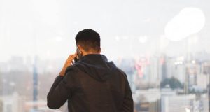 Konuştuğu kişinin depremzede olduğunu öğrenince “Hocam biz dolandırıcıyız” diyerek uyardı