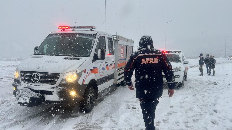 Tunceli’de tır özel otomobilin üzerine devrildi: 2 yaralı