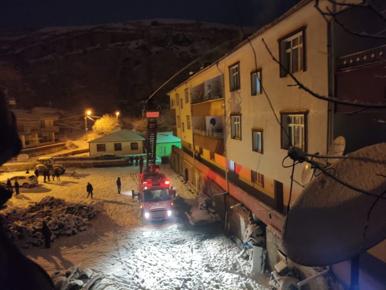 Çemişgezek ilçesinde çıkan baca yangını büyümeden söndürüldü