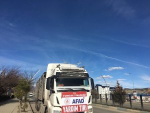 Tunceli’den deprem bölgesine 2 tır su gönderildi