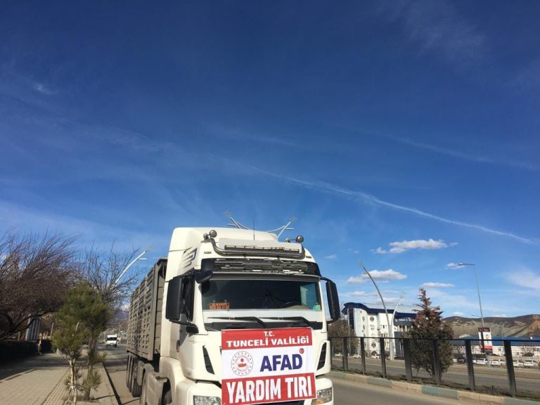 Tunceli’den deprem bölgesine 2 tır su gönderildi