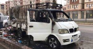 Elazığ’da seyir halinde alev alan pikap küle döndü, 14 yaşındaki çocuk yaralandı