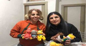 Elleriyle ördüğü origamı bebekleri depremzede çocuklara gönderdi