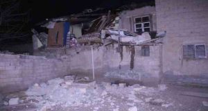 Elazığ’da sobanın patlaması sonucu evin bir kısmı çöktü,yangın çıktı. 2 yaralı