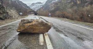 Tunceli’de sağanak nedeniyle menfezler taştı, yollara kaya parçaları düştü