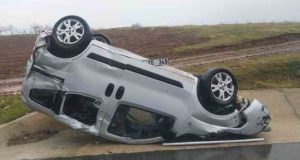 Elazığ’da hafif ticari araç takla attı: 3 yaralı