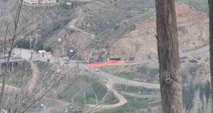 Keban’da virajı alamayan kamyon sürücüsü yaralandı