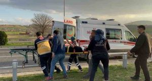 Elazığ’da karşı şeride geçen hafif ticari araç, otomobille çarpıştı. 3 yaralı