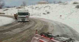 Tunceli’de dün etkili olan kar yağışının ardından karla mücadele çalışmaları devam ediyor