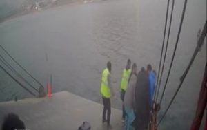 Pertek feribotundan ölüme atladı, yolcu ve görevliler son anda kurtardı