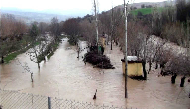 Yağmur sonrası Tağar çayı taştı, bir bağ evi sular altında kaldı