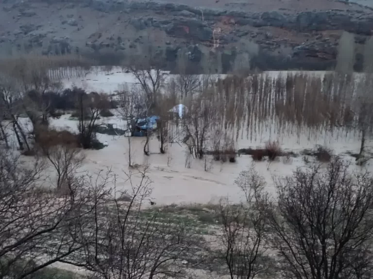 Tağar Çayı taştı, bazı tarım arazileri ve bağ evleri zarar gördü